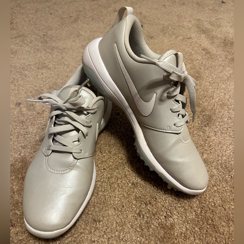 Nike Women’s Beige/Light Gray Golf Sneakers